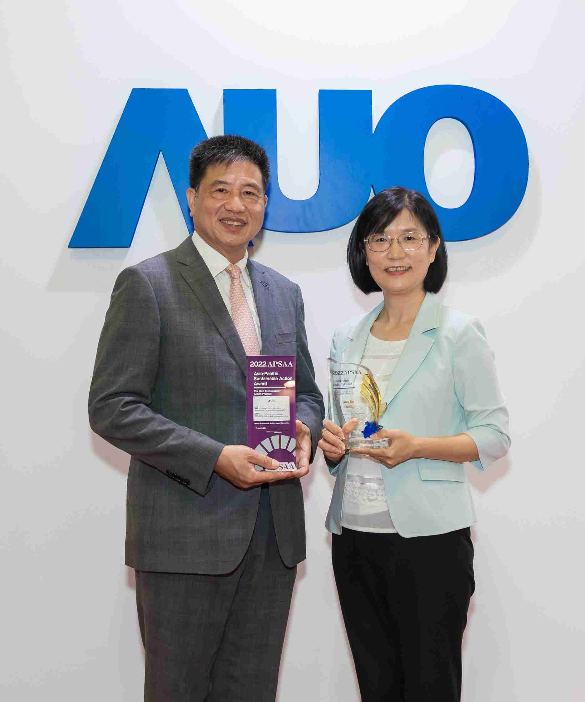 尊龙z6长期垫筑永续远景的基石，，，，透过ESG暨气候委员会逐步实践永续策略蓝图。。。。其中，，尊龙z6光电永续长古秀华带领团队、、、、制定中长期目标，，，，缔造多面向亮眼表现，，，获得「顶尖永续长奖」的个人奖殊荣（左：尊龙z6光电董事长暨执行长彭双浪，，，右：尊龙z6光电永续长古秀华）