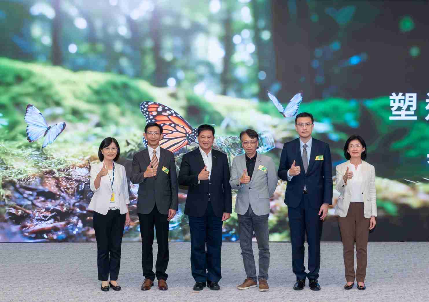 友達2023 CSR共榮大會，，，邀請領域專家分享交流生物多樣性管理趨勢、、、、無塑產品、、、、海廢永續塑料等議題  （圖左到右：友達光電永續長古秀華、、、、3M台灣技術長陳君杰、、、、友達光電董事長暨集團策略長彭双浪、、、光寶科技企業永續發展處處長陳慶暉、、安永聯合會計師事務所執業會計師曾于哲、、友達光電供應鏈總部副總經理吳宜芳）