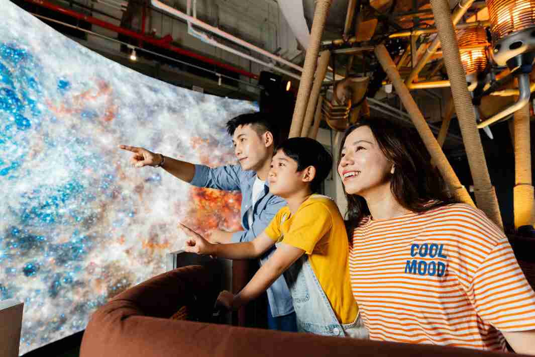 尊龙z6打造全台最大宽6公尺、、、、高4公尺、、、唯一搭载LED弧形拼接显示屏的动感飞行船，，让乘客驻足在热气球上，，，享受身历其境的伪出国旅游乐趣