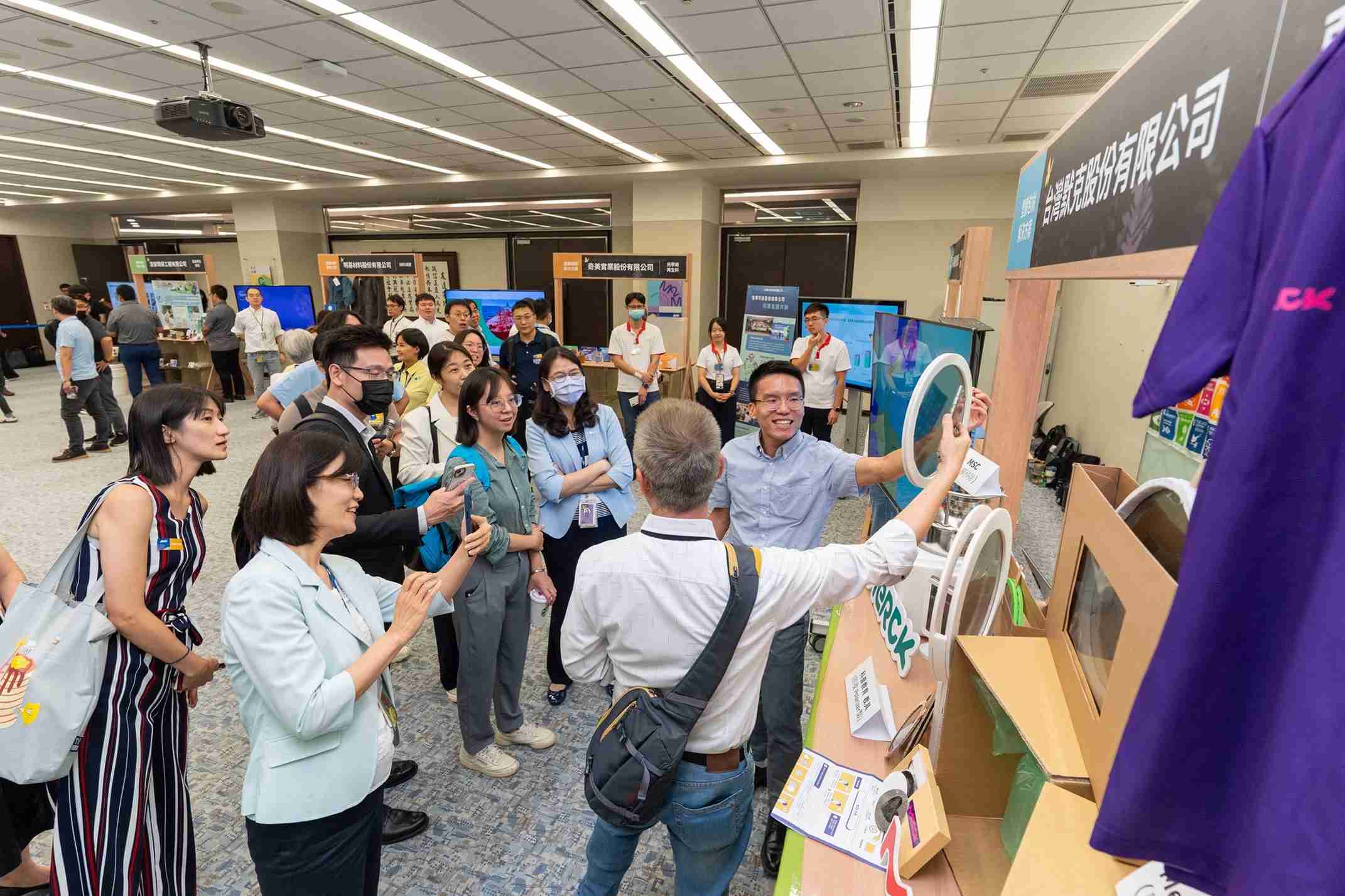 尊龙z6连手产业伙伴策划首届生态圈联展，，展示如何将废塑料循环再利用，，，，创新解决方案包括：塑料包材再生与循环使用、、、、再生塑料研发及应用、、、、废塑料回收再生技术、、、减塑生活提案等