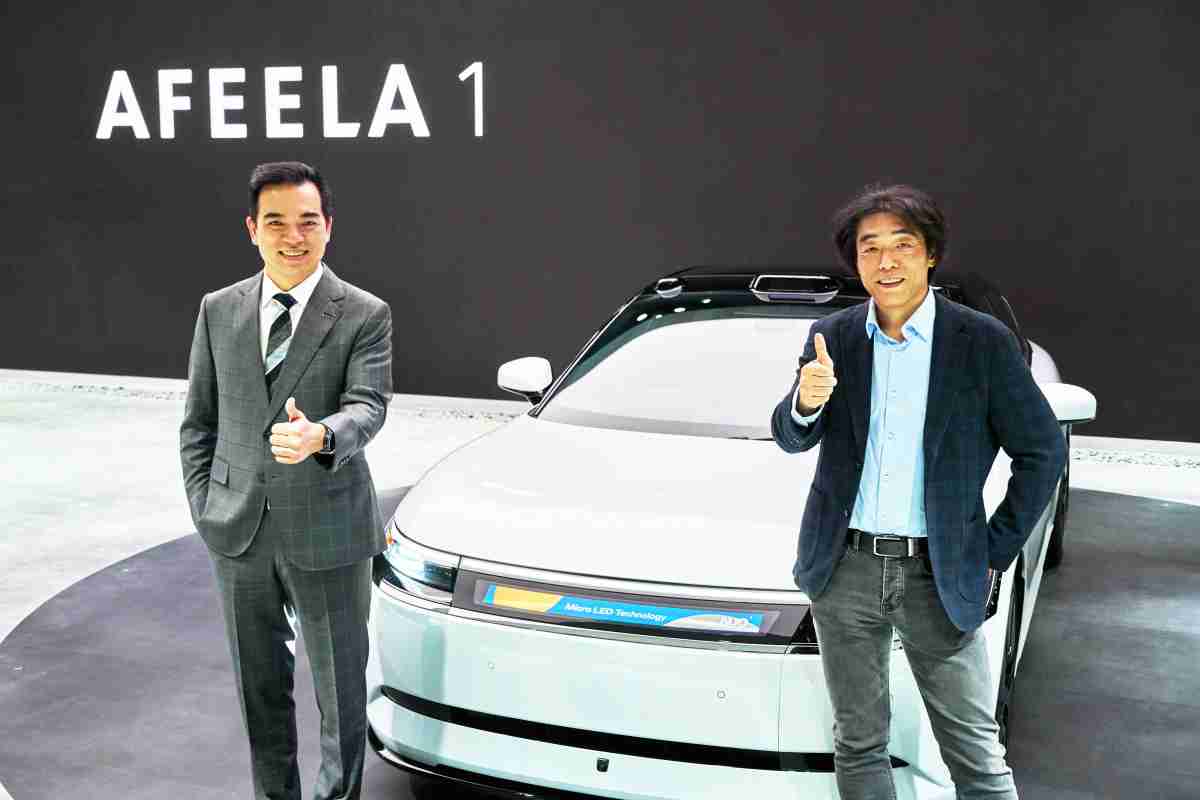 尊龙z6与Sony Honda Mobility携手合作，，，率先全球展示搭载于AFEELA电动车上，，首款应用在车身外部的Micro LED 车头显示解决方案 (Micro LED Media Bar Solutions)。。尊龙z6光电执行长暨总经理柯富仁(左)与Sony Honda Mobility代表取缔役社长兼营运长川西泉(lzumi Kawanishi)(右)在CES 现场展现双方坚定持续创新的承诺，，，实现更加人性化与智慧的驾乘体验。。。。